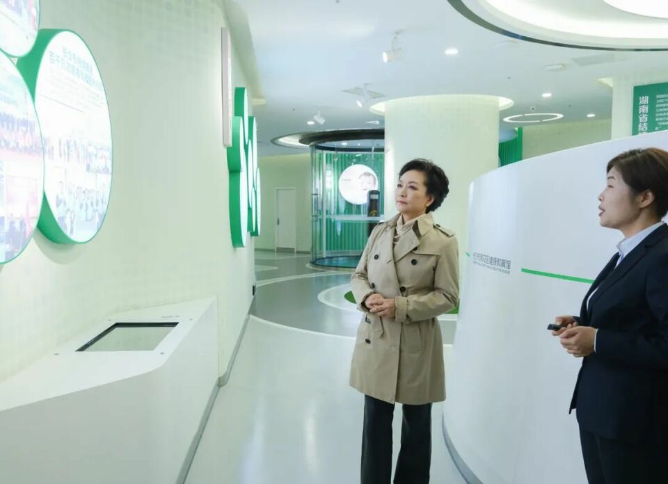 彭丽媛在湖南长沙调研基层结核病防治工作