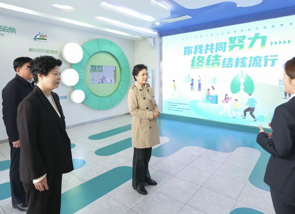 彭丽媛在湖南长沙调研基层结核病防治工作