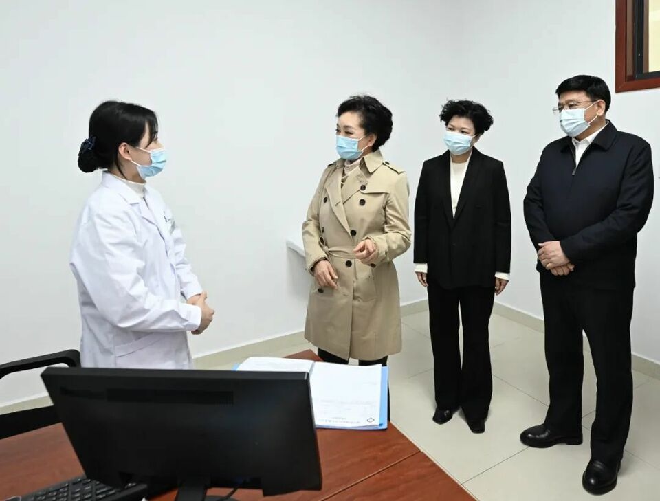 彭丽媛在湖南长沙调研基层结核病防治工作