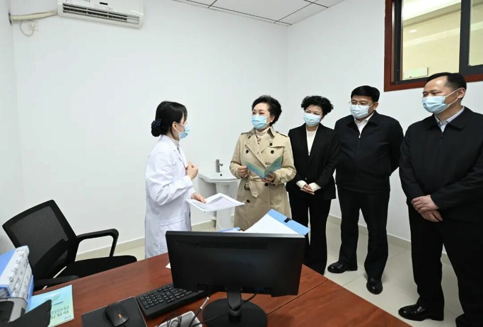 彭丽媛在湖南长沙调研基层结核病防治工作