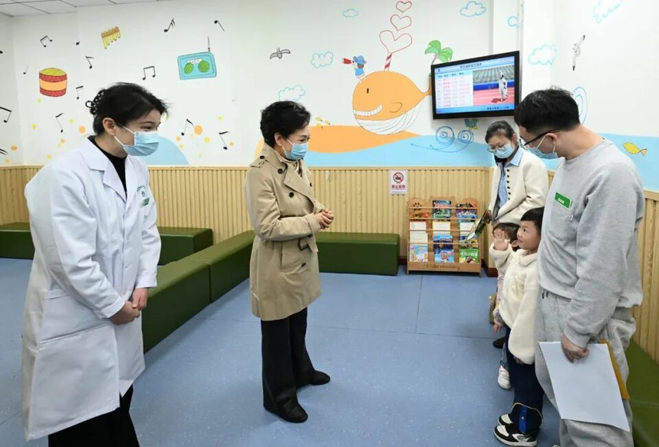 彭丽媛在湖南长沙调研基层结核病防治工作