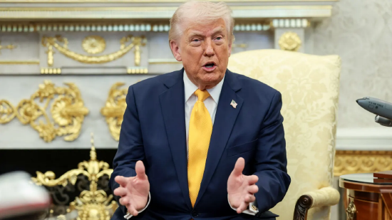 2026 年 3 月 19 日，美国华盛顿特区，美国总统唐纳德・特朗普在白宫椭圆形办公室与日本首相高市早苗（图中未显示）会晤时发表讲话。