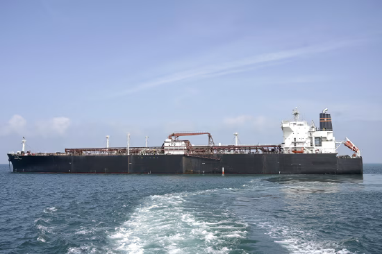 搭载液化石油气的印度船只 “南达德维” 号，在获伊朗允许通过霍尔木兹海峡后，于 3 月 17 日抵达印度瓦迪纳尔港。